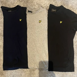 3-pack t-shirts från Lyle & Scott - Säljer tre klassiska t-shirts från Lyle & Scott i färgerna marinblå, grå och svart. Alla är från Kidsbrandstore, alltså är alla äkta. Ny pris~300kr styck. Välanvänd men inget jätte tydligt tecken på användning. Den gråa är i finast skick! Alla tre för 200kr!🤩👌
