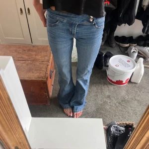 Lågmidjade bootcut jeans  - Säljer dessa as snygga lågmidjade bootcut jeans!! De är omsydda till low waist men är inget som syns. Skriv för frågor eller fler bilder💗💗