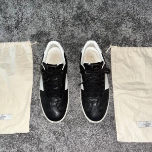 Valentino Flycrew - Size 43 Cond 7/10 pga nitarna som saknas. Saknas 2 nitar 1 på vardera sko. Og dustbags följer med har tyvärr inte lådan. Mycket fina skor! Priset går att diskutera!