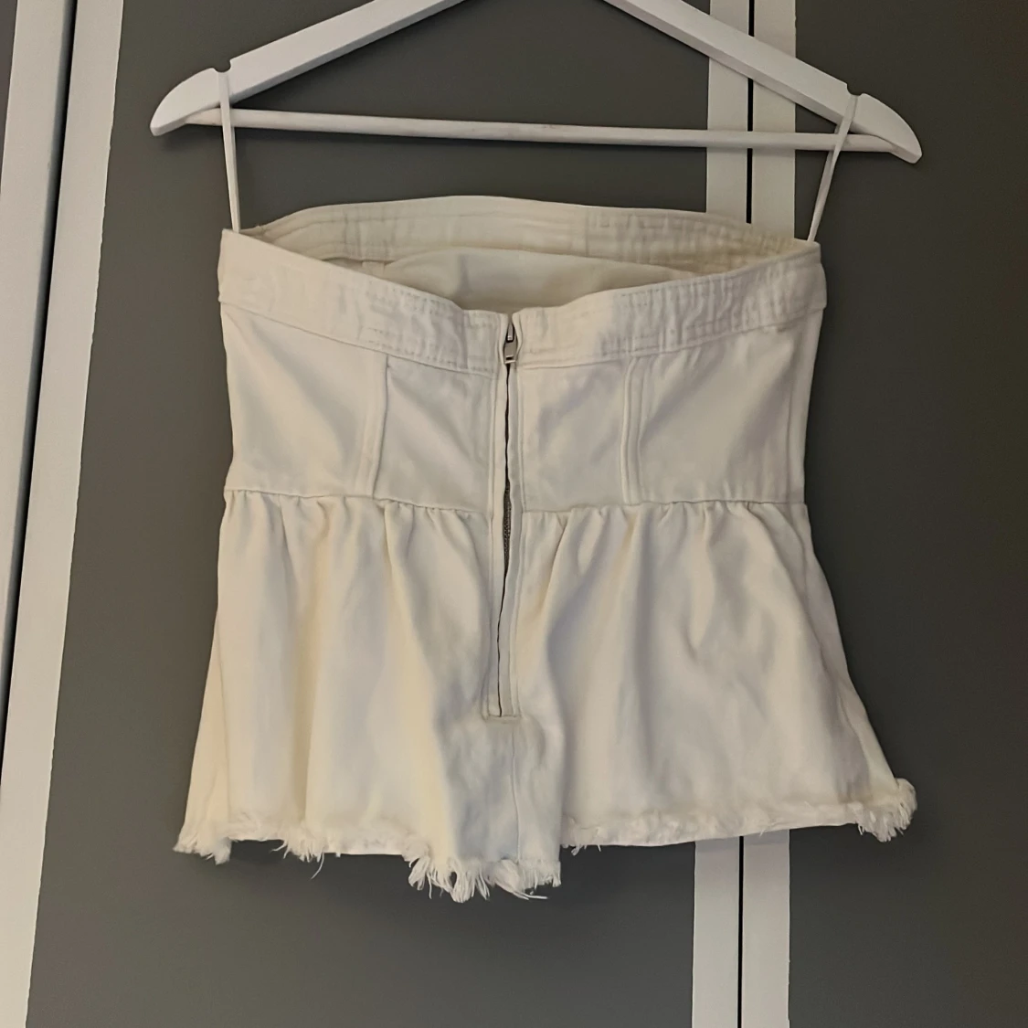 Vit tubtopp med volang - 1