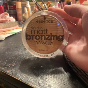 Essence Sun Club Matt Bronzing Powder - Matt bronzer i nyansen 'lighter skin' från Essence. Använd fåtal gånger💕 Jätte fin på huden, lägger sig bra, inte fläckig, stor