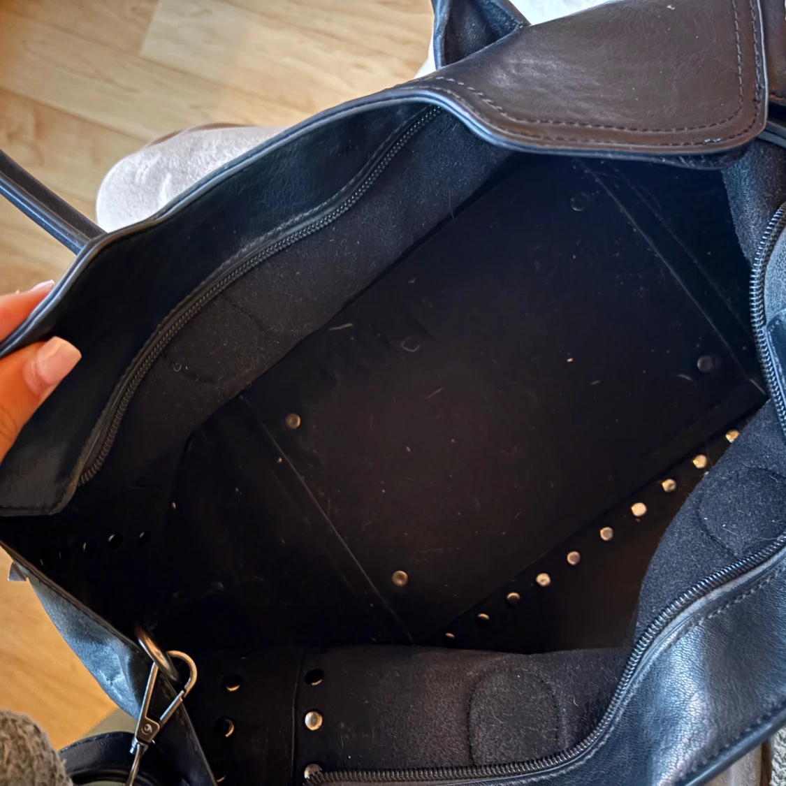 Svart axelväska med nitar - 2