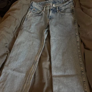 Arrow Low Straight Jeans från Weekday - Säljer ett par ljusblå raka jeans från Weekday, modell Arrow Low Straight Jeans. Klassisk femficksmodell med låg midja och raka ben. Perfekta till vardags och lätta att styla med olika toppar. Säljer pga för korta🤍 Nyskick(bara provat byxorna)