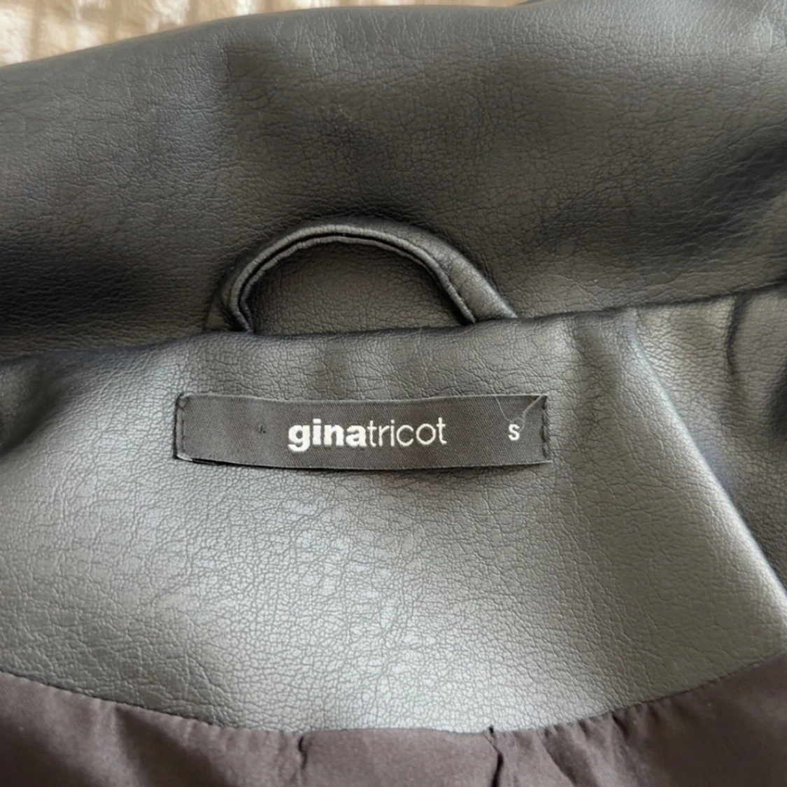 Svart skinnjacka från Gina Tricot - 1