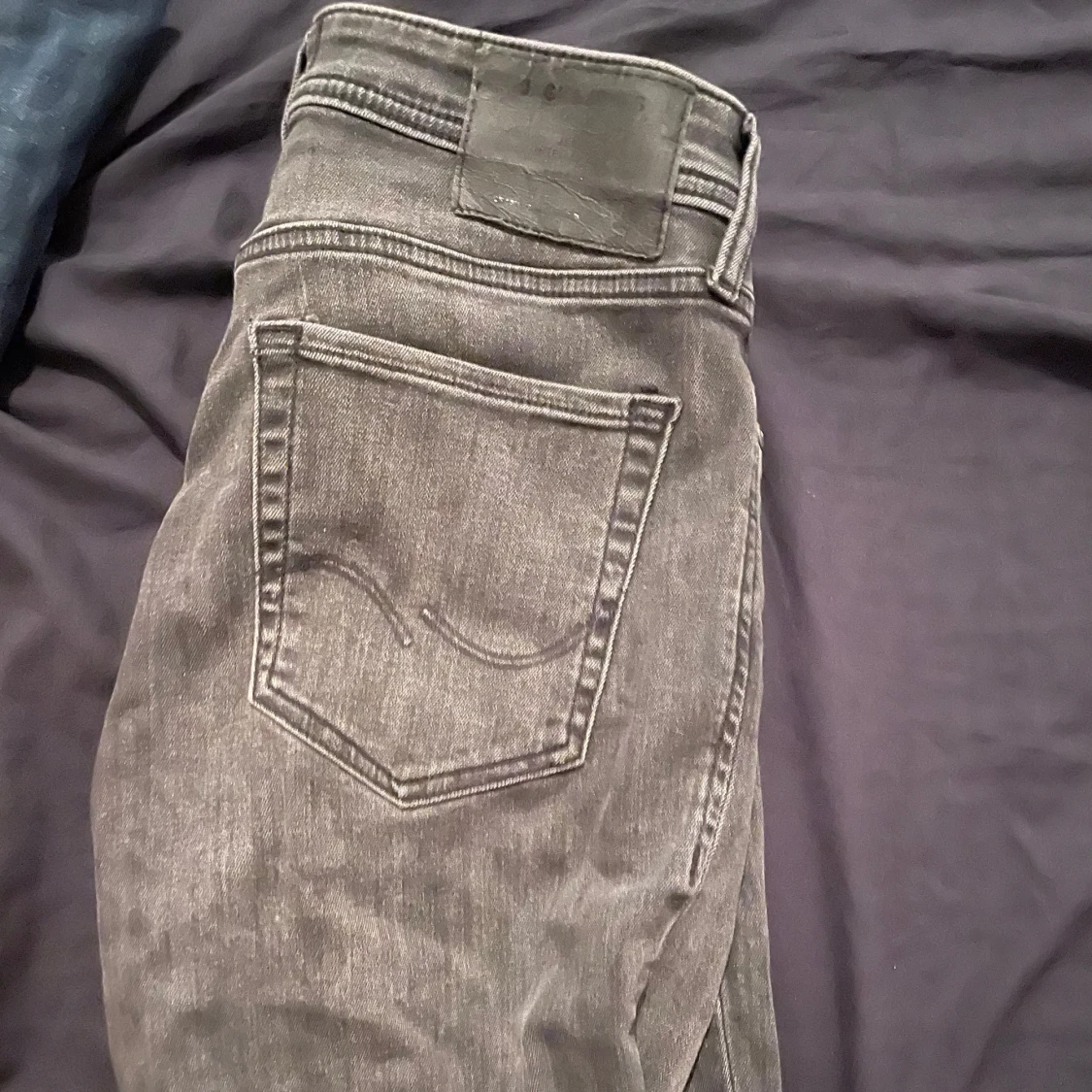 Grå jeansbyxor med normal passform - 1