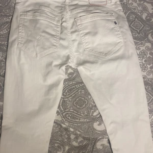 Vita jeans från Dondup - Säljer ett par vita jeans från Dondup, modellen är George. Jeansen är i toppen skick utan några deefekter.