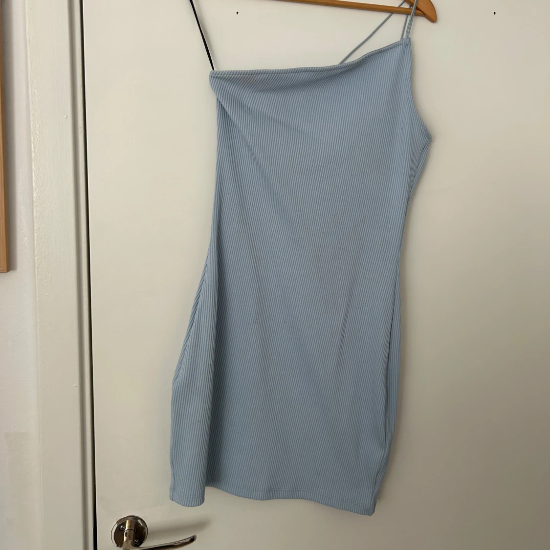 Ljusblå one shoulder klänning