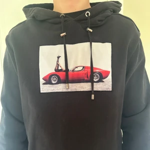 Limitato hoodie - Svart Limitato hoodie i bra skick, endast använd ett fåtal gånger. Storlek XL (passar L-XL). Lådan från köpet finns fortfarande kvar. 