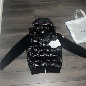 Moncler Cardigan Storlek S - Säljer denna sprillans nya moncler cardigan då den är för liten för mig, den är aldrig använd och nfc tagg finns👍. Vid snabb affär kan pris diskuteras. Vi står för frakten, fraktkostnaden återbetalas via Swish. Hör av er vid minsta lilla intresse✨