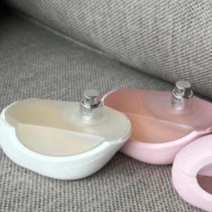 Ariana grande MOD parfymer - två parfymer från ariana grande använda, se bild för mängd kvar. MOD vanilla 100ml och MOD blush 100ml säljes som ett kit. De två i 100ml har tyvärr inget lock