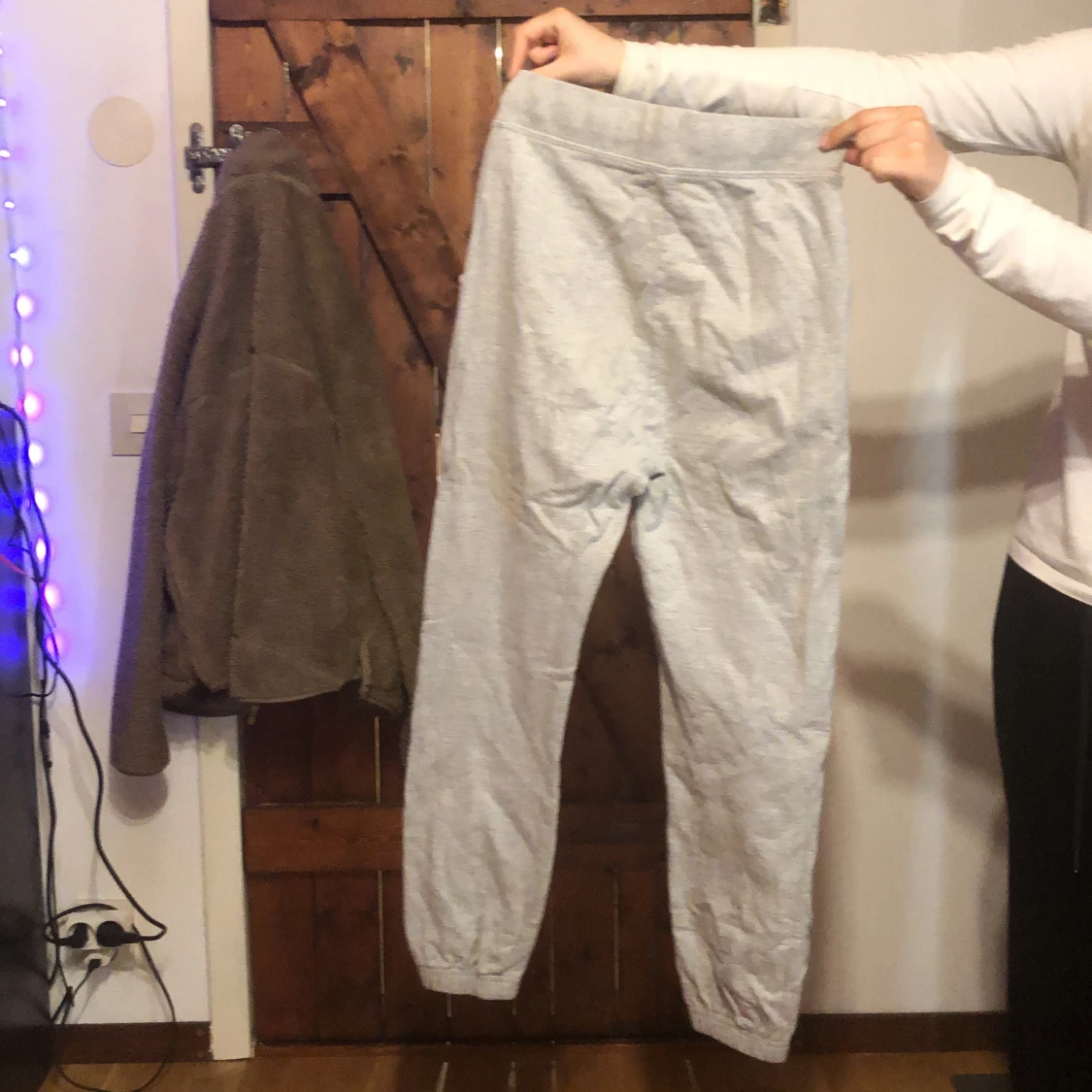 Grå mjukisbyxor med dragsko - 4