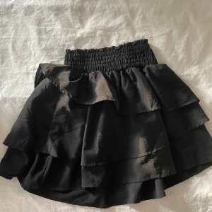 Kjol - Säljer en svart kjol ifrån H&M i storlek 146/152, är använd få gånger och är i mycket bra skick💗