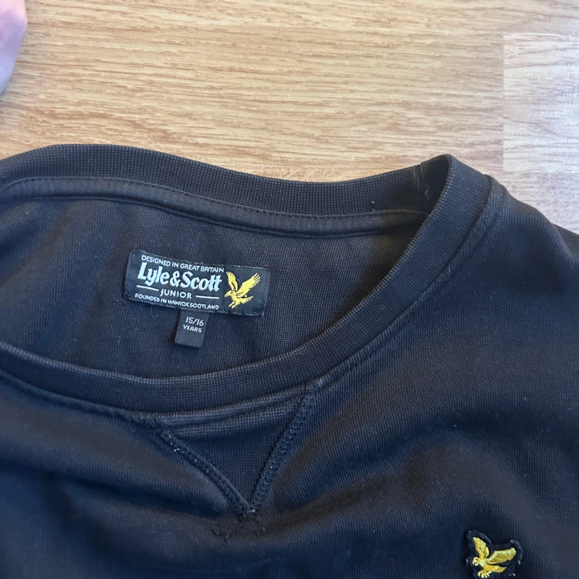 Svart sweatshirt från Lyle & Scott - 1