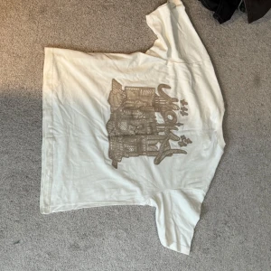 T-shirt med ”embroidery”  - T-shirt i storlek L från derachutze 