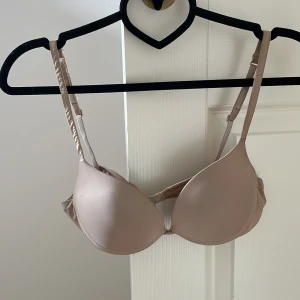 Beige push-up bh från Intimissimi - beige super push-up bh från Intimissimi med justerbara axelband och bygel. Storlek 75B