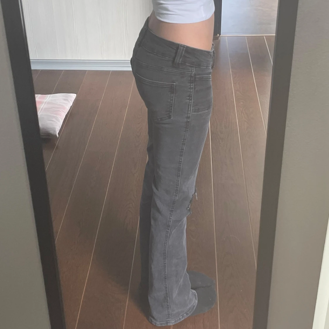 Grå bootcut jeans med hål på knäna - 1