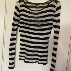 Svartvit randig långärmad tröja från P&J - Säljer en randig långärmad tröja från P&J. Tröjan är tunnstickad med rund halsringning. 