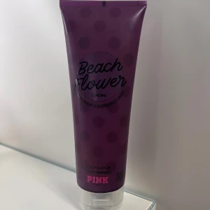 Beach Flower Lotion från Victoria's Secret - Beach Flower Lotion från Victoria's Secret. Doftsatt bodylotion med blommig och fräsch känsla, perfekt för att återfukta huden. Innehåller 236 ml. Ny och oanvänd 
