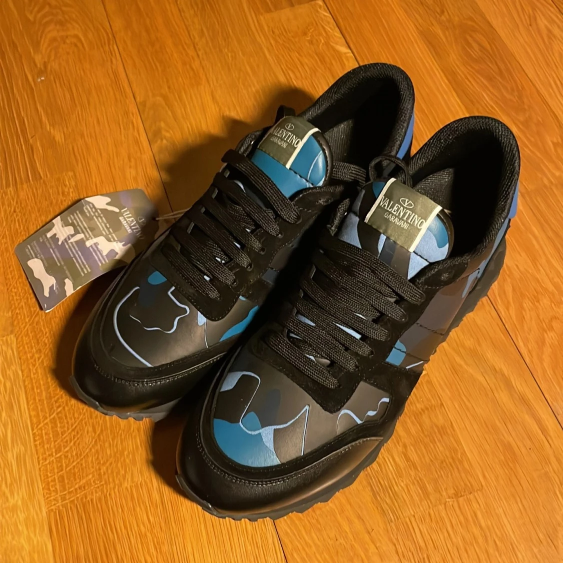 Valentino Garavani Rockrunners med unik blåsvart färg