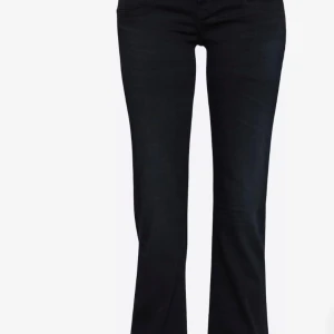 Svarta bootcut jeans från LTB - Svarta jeans från LTB med Low waist och bootcut. De är väldigt stretchiga, storlek W27 L34. Skriv om ni undrar någon💞
