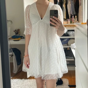 Vit klänning från Gina Tricot - Superfin klänning, perfekt till studenten. Säljer för att jag hittade en annan klänning. Prislappen är kvar🌸Priset kan diskuteras