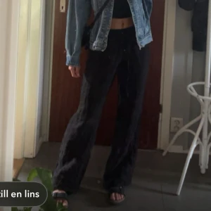 Svarta linnebyxor från Chelsea - Svarta linnebyxor från Chelsea i storlek S. Byxorna är lågmidjade och med fickor. 