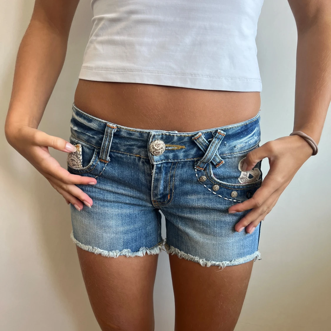 Jeansshorts med spets och nitar från Red Pepper - 3