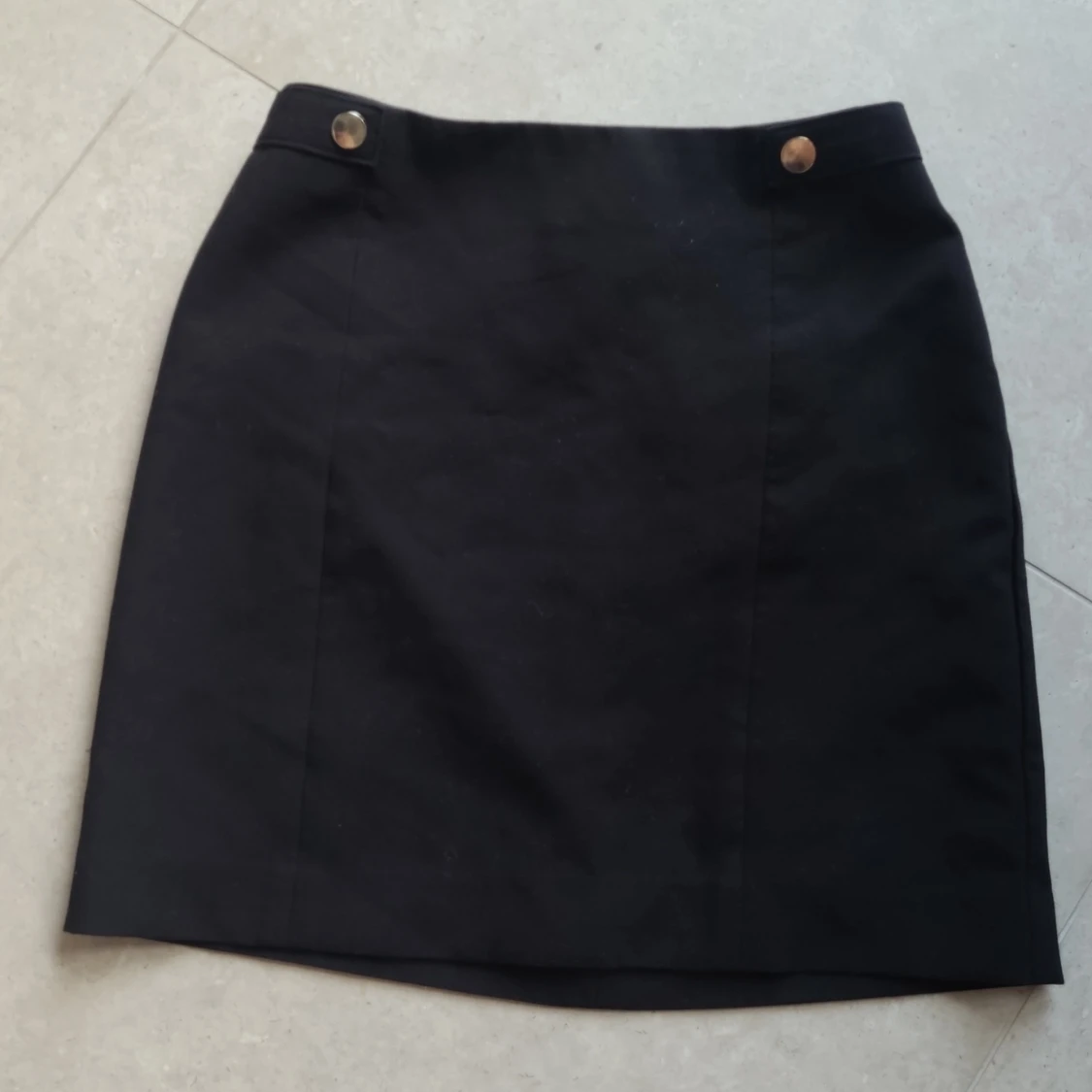 Svart kortkjol från H&M med knappar