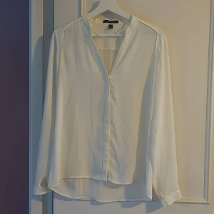Vit blus från Esprit! - Säljer en stilren vit blus från Esprit med lång ärm och v-ringad hals. Blusen har en lätt och luftig känsla - elegant.