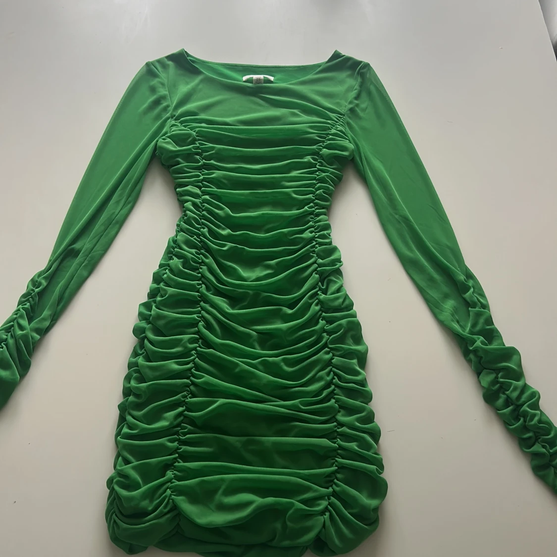 Grön långärmad omlottklänning från H&M