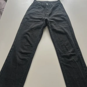 Svarta jeansbyxor från SHEIN - Svarta jeansbyxor från SHEIN i klassisk modell med raka ben och normal passform. Byxorna har knapp och dragkedja framtill samt fickor både fram och bak. Perfekta till vardags för en stilren look.