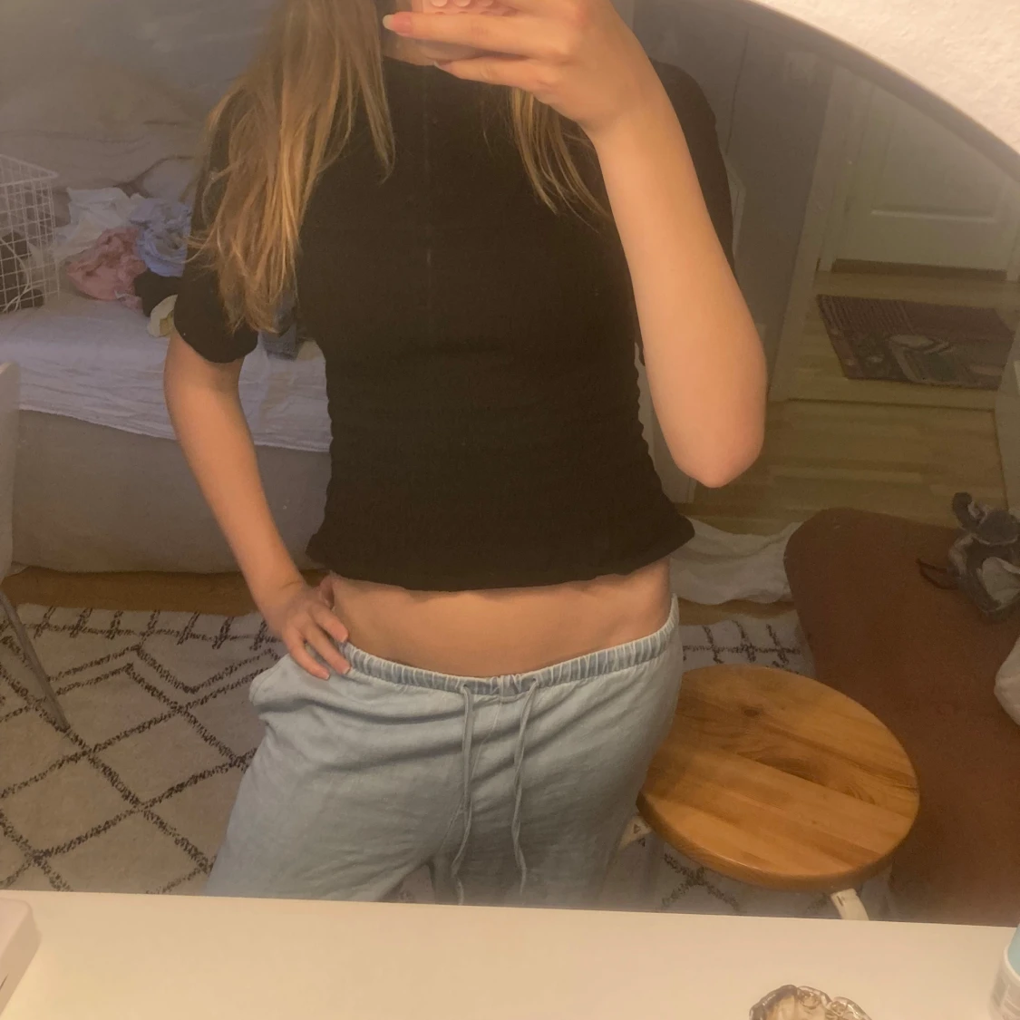 Svart smockad topp med halvlånga ärmar - 2