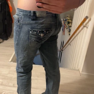 Y2k jeans - Jättesnygga lowwaist y2k jeans från arizona💕 dom är lite omsydda så dom skulle bli mer lowwaist men verkligen inget som synd eller märks av😍skriv vid frågor eller prisförslag💕 jag är 176. Midja:45 platt. Innerbenslängden:85
