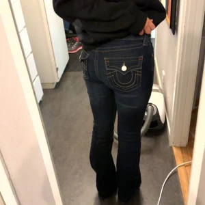 True religon jeans  - Super snygga true religon  jeans i mörkblå färg! Modell: Becca Säljs då jag inte får användning för dom🤍passar mig som är 172cm lång! Vid intresse skriv för fler frågor samt kan aktivera ”köp nu” Vid snabb affär kan priset sänkas till 650