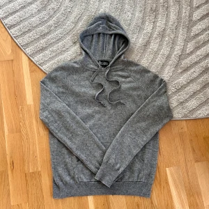Kashmir och ull hoodie  - Tja! Säljer en as det Kashmir hoodie som är ad skön mot huden | Skick 9,5/10 | Mitt pris 449kr | nypris runt 1700kr | hör av dig vid några funderingar eller frågor ! 💪