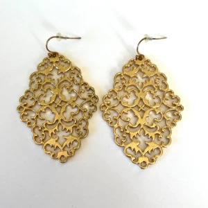 Guldiga örhängen - Säljer ett par stora, dekorativa örhängen i guld med vackert filigranmönster. De har en elegant och detaljrik design som verkligen drar blickarna till sig. Perfekta för att lyfta vilken outfit som helst! Knappt använda 🤍