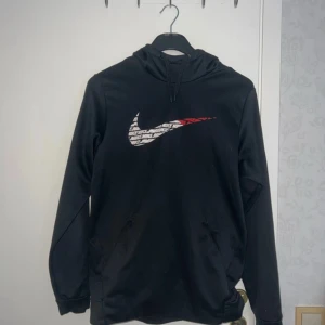 Hoodie - Herr hoodie från Nike med en liten ”krage”, har 2 små hål i sömmen på huvan men annars fint skick! Axelbredd 41cm, längd 71cm.
