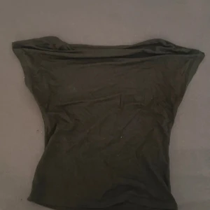 Svart croppad tubtopp - Säljer en svart croppad tubtopp i mjukt material. Perfekt för sommaren och enkel att matcha med olika outfits. Toppen är rygglös och har en enkel, stilren design.