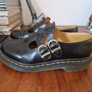 Dr. Martens Mary Janes - Använda ungefär 3 gånger, säljes pga för stora. 