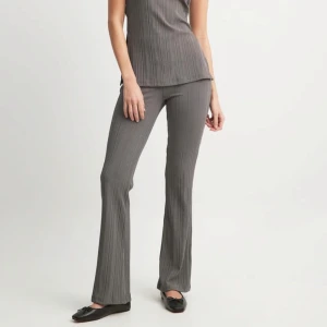 Ribbade byxor - Säljer dessa helt oanvända ribbades byxor!