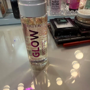 Maybelline Fit Me Matte + Poreless Puder 090 Translucent - Pressat puder från Maybelline i nyansen 090 Translucent. Ger en matt finish och minimerar porer. Kommer i en svart fyrkantig dosa med genomskinligt lock. Säljer dessa 4 för 150kr