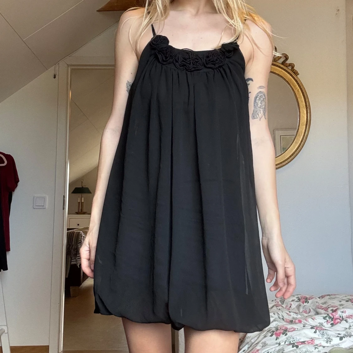 Svart kortklänning med rosdetaljer