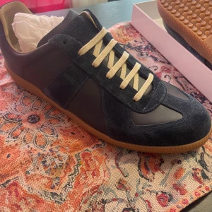 Maison Margiela blå skor - Maison Margiela skor i blå perfekt till sommaren! Dustbag och skokartong ingår!