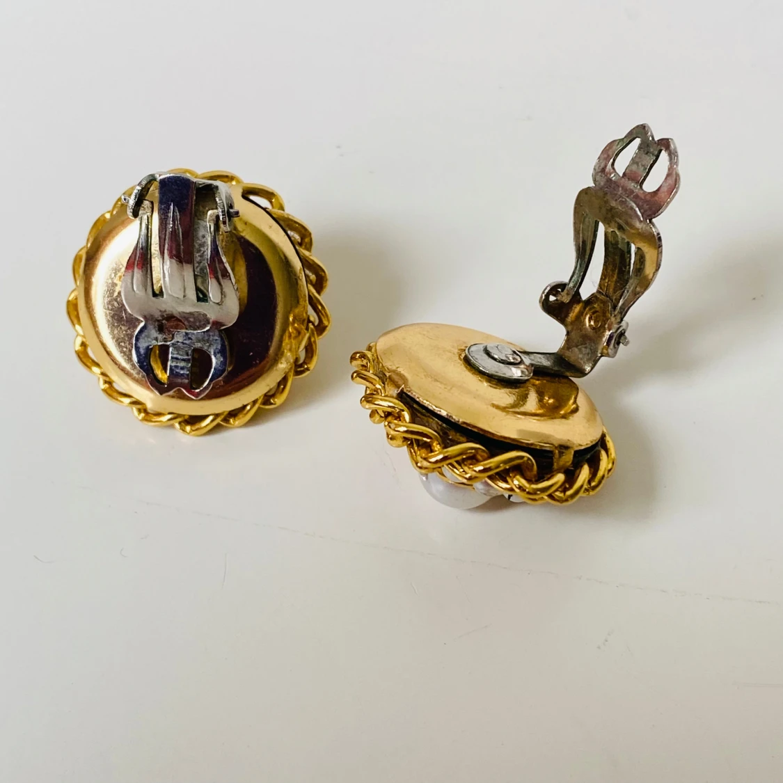 Vintage guldfärgade clipsörhängen med pärlor - 1