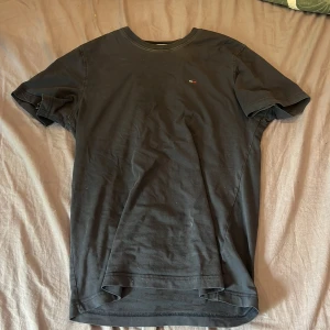  t-shirt  - Säljer min Tommy Hilfiger tröja för jag använder den inte. Den är jätte fin och passar till allt.