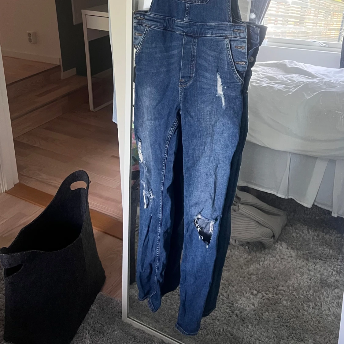 Blå denim hängselbyxor från H&M