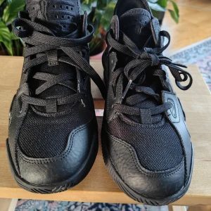Nik Air Jordan Stay Loyal 2 basket sneakers - Säljer ett par svarta Nik Air Jordan Stay Loyal 2 basket sneakers 37.5 Storlek med högt skaft och tydliga Jumpman-loggor. Skorna har snörning, rund tå och är tillverkade i en mix av skinn och syntetmaterial. Snygga detaljer med siffran 23 på sidan och mönstrad sula för bra grepp.  Utan skador ser ut som ny används bara några gånger som kan se på bilderna.