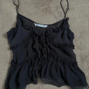 Zara fest topp - Super söt och populär topp med volanger från Zara!
