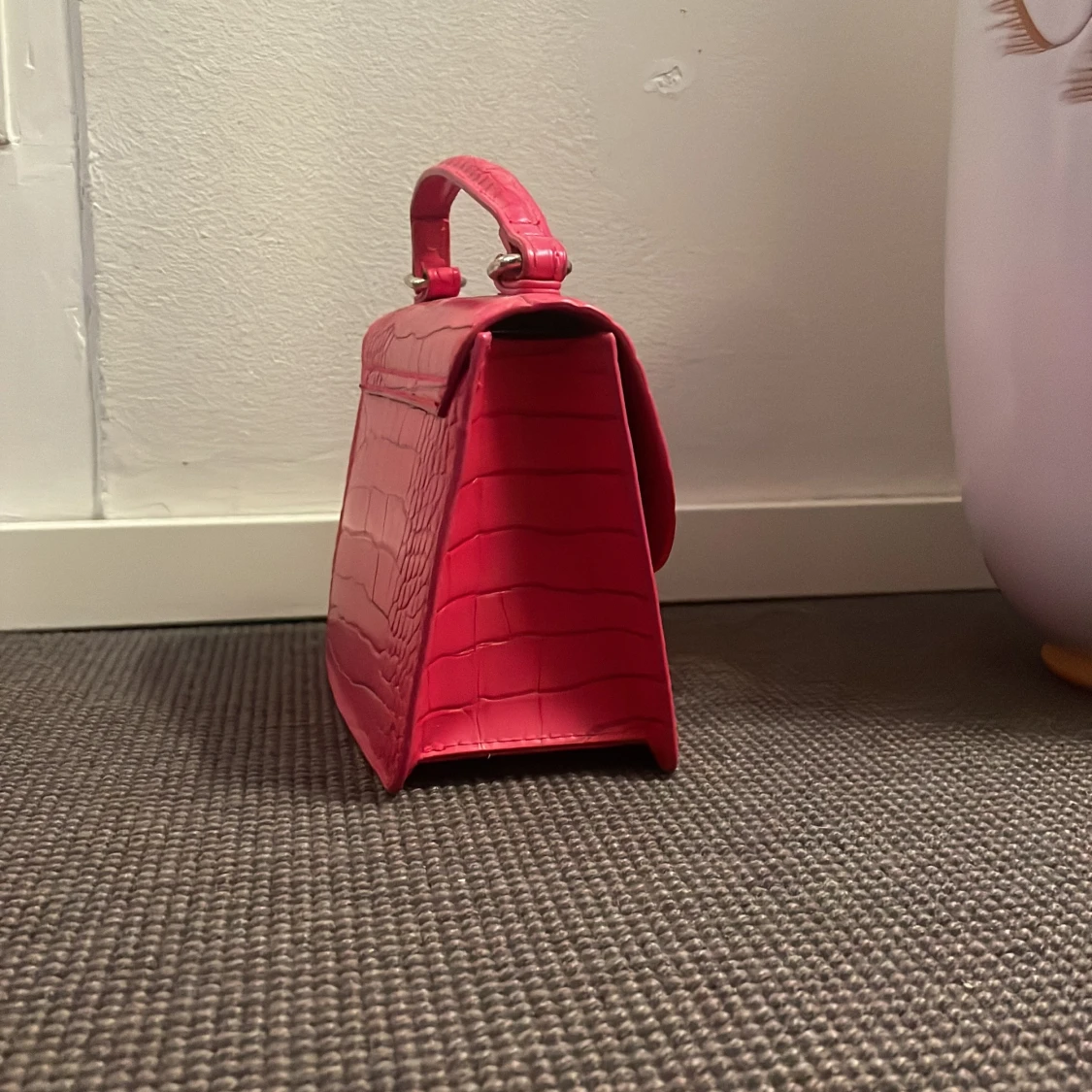 Rosa axelväska med krokodilpräglat mönster - 1