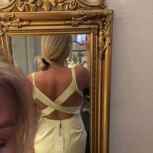 Ljusgul långklänning - Intressekoll! På denna jättefina balkänningen! Ljusgul! Aldrig använd endast testad! Är 165 och den går hela vägen ner till marken! Lägst pris 550